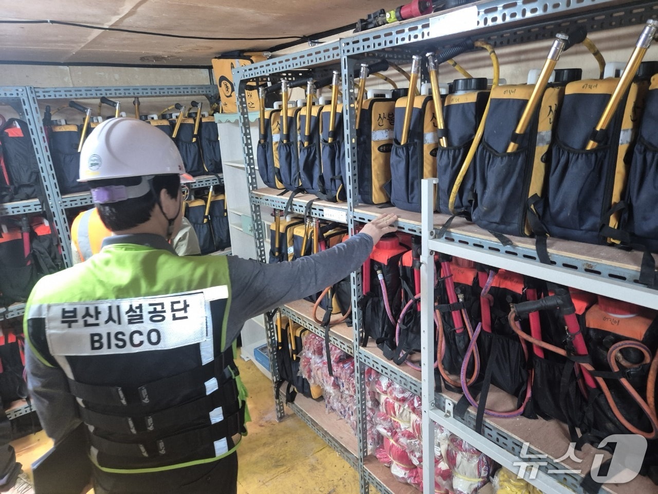 부산시설공단은 이달 말까지 중앙공원, 부산어린이대공원, 금강공원, 태종대유원지 등 4개 주요 공원·유원지를 대상으로 산불방지 대비태세 현장점검 추진하는 가운데 부산시설공단 관계자가 산불 장비 등을 점검하고 있다. (부산시설공단 제공. 재판매 및 DB 금지)