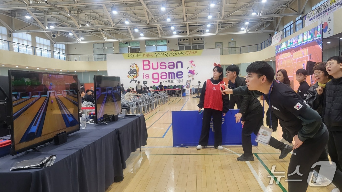 제1회 부산시장배 장애인 e스포츠 대회에 참가한 선수가 닌텐도 스위치 볼링 종목 경기를 치르고 있다.(어울림특수체육 제공. 재판매 및 DB 금지)