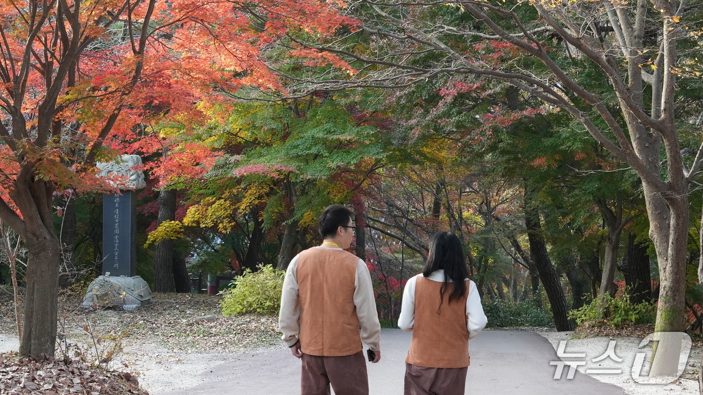'나는 절로, 수덕사' 40대 특집 최종 매칭된 커플이 아침 산책 데이트를 즐기는 모습