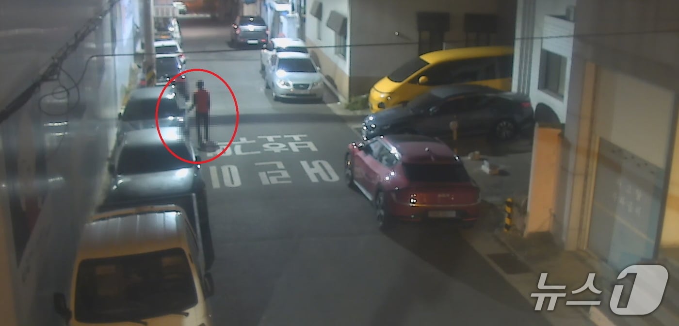 17일 오전 울산 중구 우정동 골목길에서 한 남성이 주차된 차량 손잡이를 잡아당기고 있다.(울산 중구 제공. 재판매 및 DB금지)/뉴스1