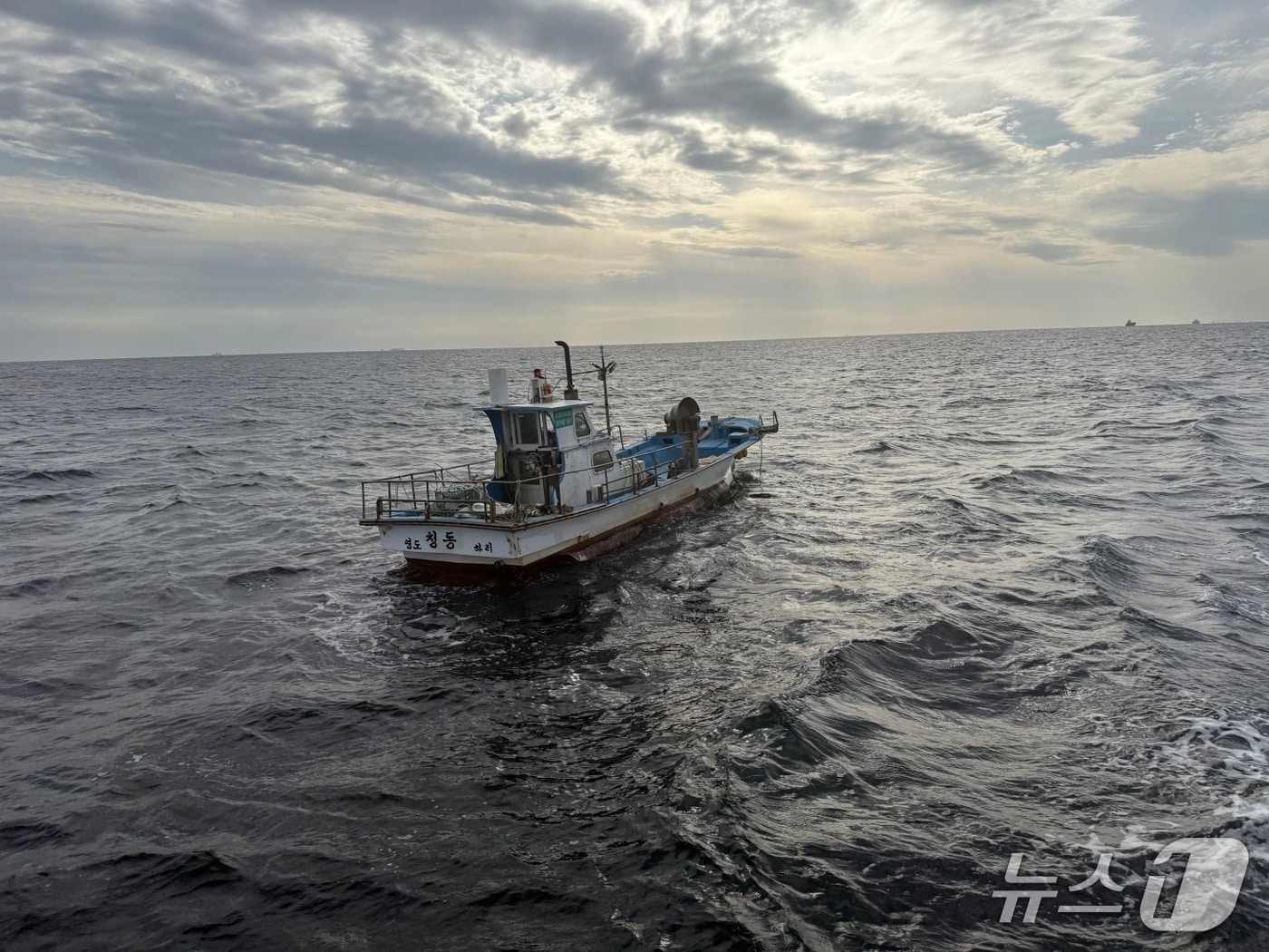 17일 오후 1시 45분쯤 부산 수영만 인근 해상에서 발견된 80대 선장의 선박.(부산해경 제공. 재판매 및 DB 금지)