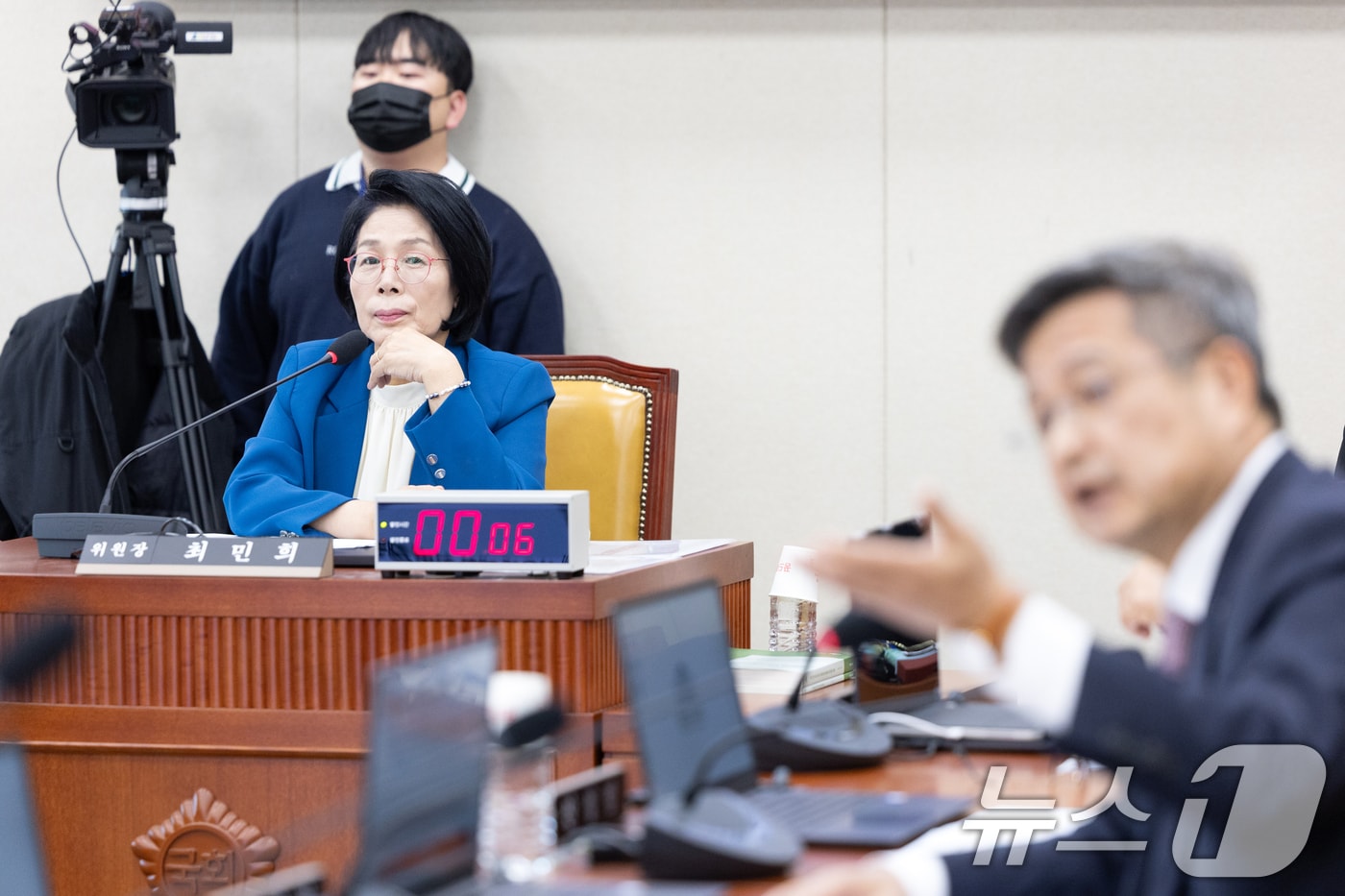 17일 서울 여의도 국회에서 열린 제429회국회&#40;정기회&#41; 과학기술정보방송통신위원회 제16차 전체회의에서 최민희 위원장이 김장겸 국민의힘 의원 질의를 듣고 있다. 2025.11.17/뉴스1 ⓒ News1 이승배 기자