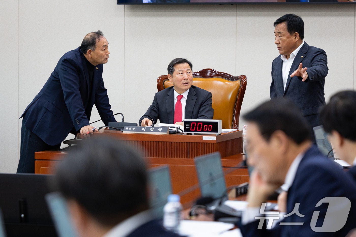 이철규 국회 산업통상자원중소벤처기업위원장&#40;가운데&#41;과 더불어민주당 김원이, 국민의힘 박성민 간사가 17일 서울 여의도 국회에서 열린 제429회 국회&#40;정기회&#41; 산업통상자원중소벤처기업위원회 제7차 전체회의에서 대화하고 있다. 2025.11.17/뉴스1 ⓒ News1 유승관 기자