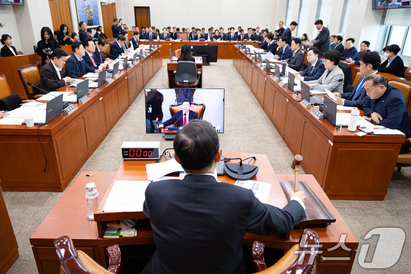 이철규 국회 산업통상자원중소벤처기업위원장이 17일 서울 여의도 국회에서 열린 제429회 국회&#40;정기회&#41; 산업통상자원중소벤처기업위원회 제7차 전체회의에서 의사봉을 두드리고 있다. 2025.11.17/뉴스1 ⓒ News1 유승관 기자