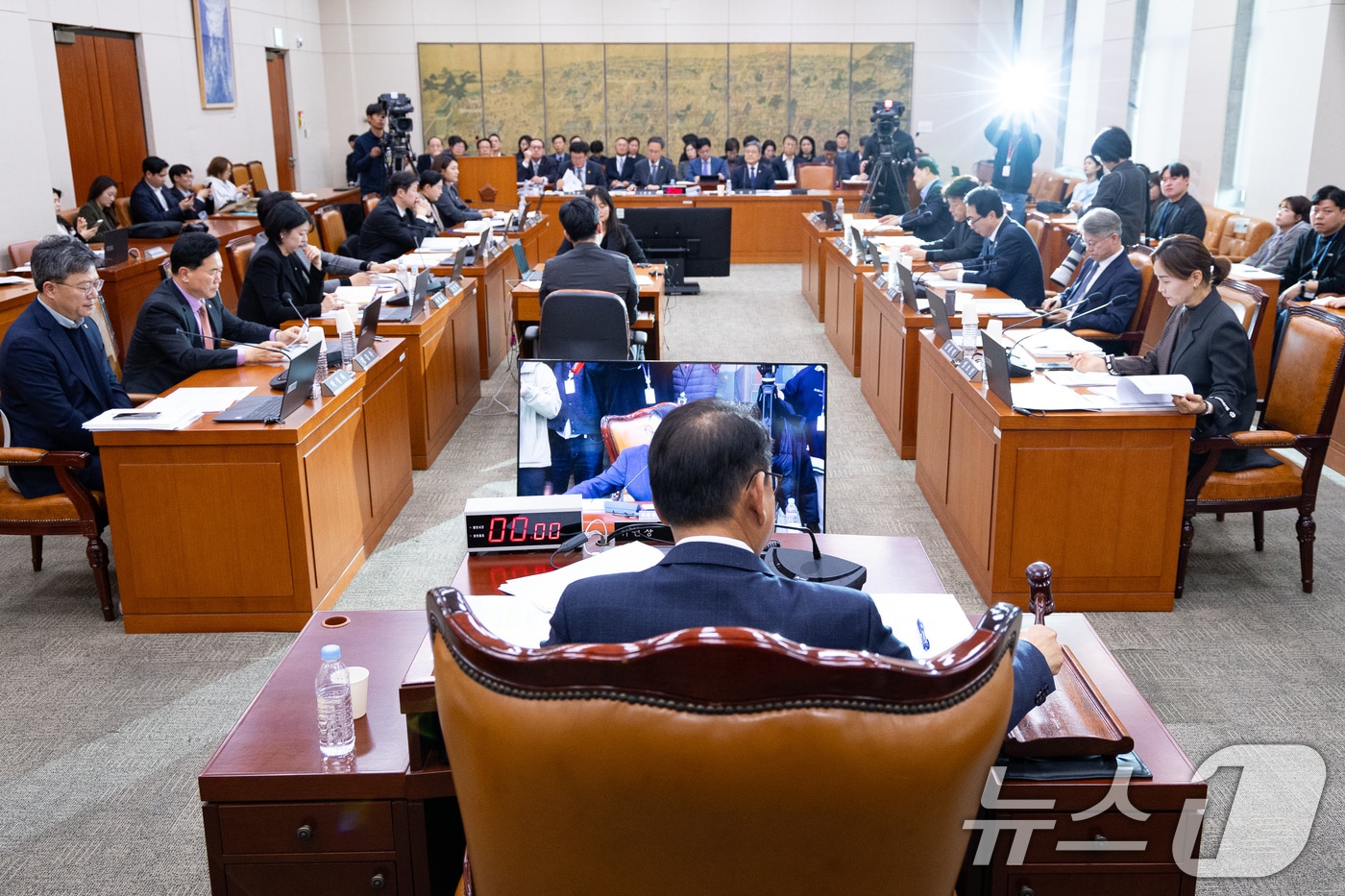 김교흥 국회 문화체육관광위원장이 17일 서울 여의도 국회에서 열린 제429회 국회(정기회) 문화체육관광위원회 제11차 전체회의에서 의사봉을 두드리고 있다. 2025.11.17/뉴스1 ⓒ News1 유승관 기자