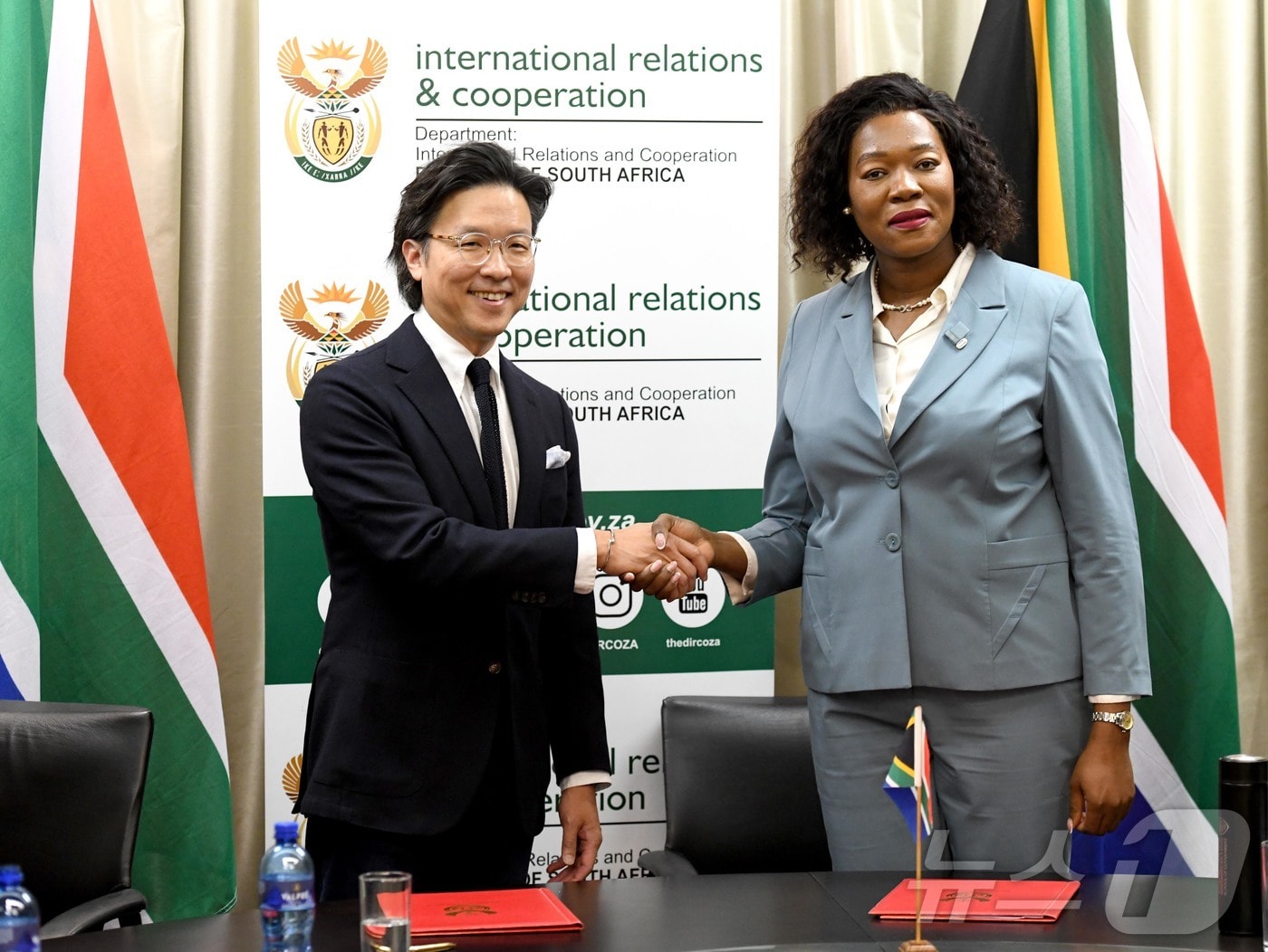 현대자동차 GPO 김일범 부사장이 지난 9월 남아프리카공화국 프리토리아 소재 남아공 외교부 청사에서 &#39;2025년 G20 요하네스버그 정상회의&#39; 공식 차량 지원에 관한 업무협약을 체결한 후 안나 탄디 모라카 남아공 외교부 차관과 기념 촬영을 하고 있다. &#40;현대차·기아 제공. 재판매 및 DB 금지&#41; 2025.11.17/뉴스1