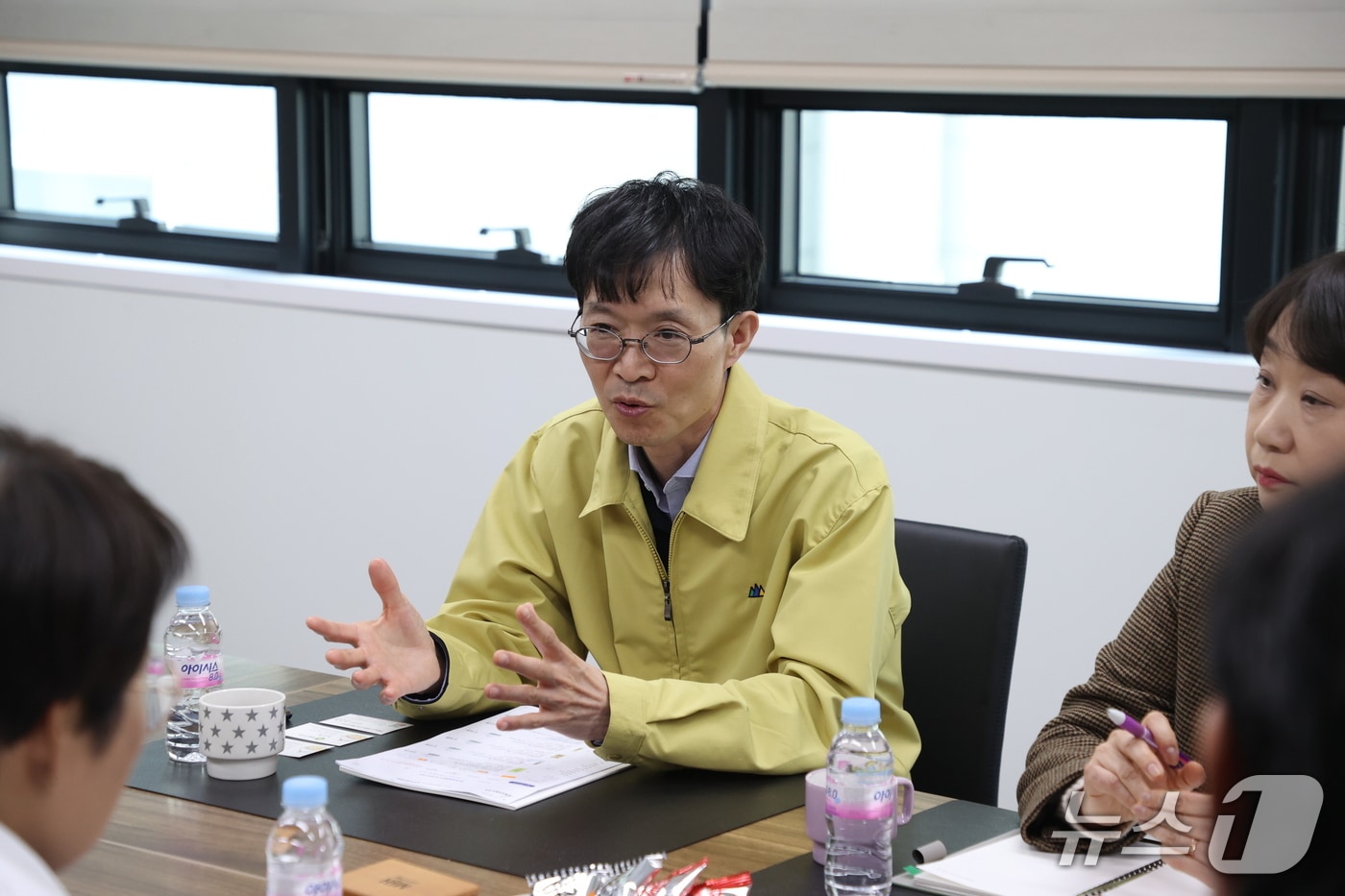 강성민 조달청 차장은 17일 충청북도 음성군에 소재한 군납 식품 제조기업인 (주)이가자연면을 방문해 현장의 건의 사항을 청취했다. (조달청 제공.재판매 및 DB 금지)/뉴스1