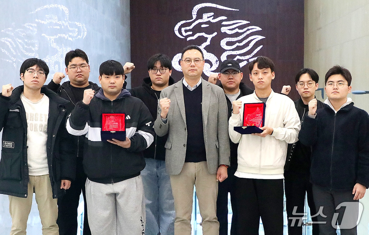 자동차진단평가 기능경진대회에서 단체상과 지도자상을 받은 영남이공대 스마트 e-자동차과 류경진 교수(가운데)와 학생들. (영남이공대 제공. 재판매 및 DB금지)