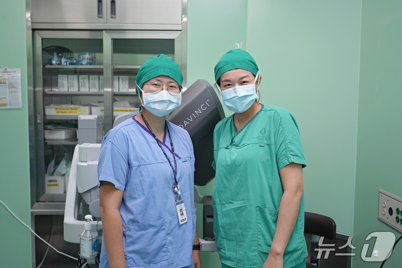 해운대백병원 김경은 유방외과 교수(왼쪽)과 이경아 성형외과 교수가 기념사진을 찍고 있다.(해운대백병원 제공. 재판매 및 DB 금지)