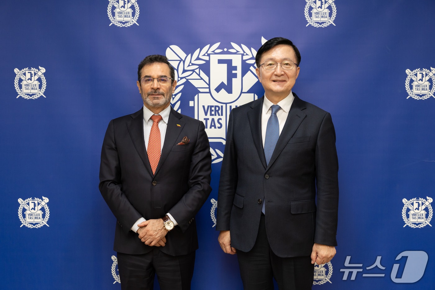 지난 11일 유홍림 서울대 총장(오른쪽)이 파트리시오 에스테반 트로야 수아레스 주한 에콰도르 대사를 만나 서울대와 에콰도르 고등 교육의 발전을 위한 긴밀한 협력을 약속했다. 2025.11.17. (사진. 서울대 제공)