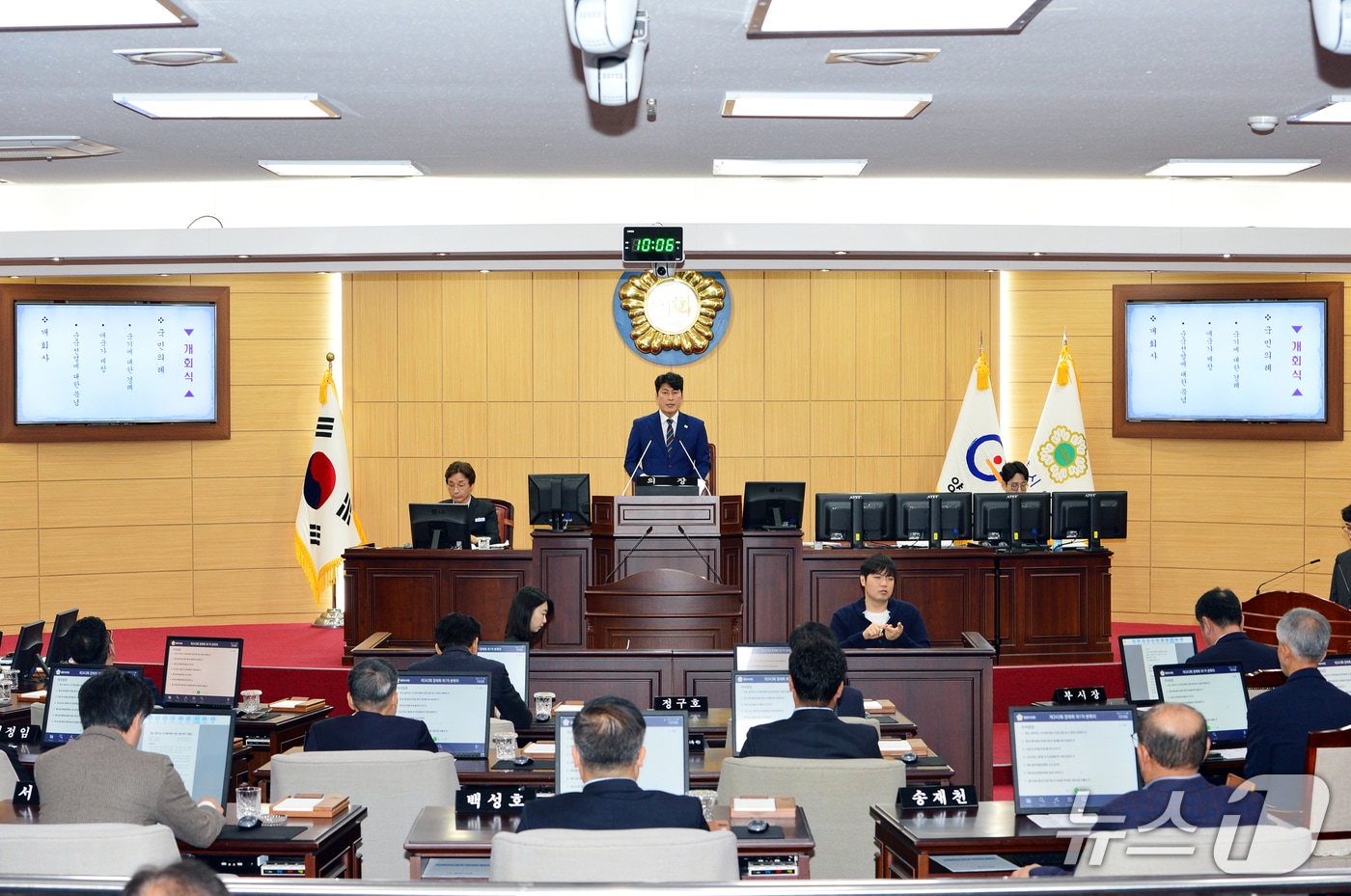 광양시의회가 17일 전남 찾아가는 주거복지센터 운영 강화를 촉구하는 성명서를 채택하고 있다. &#40;광양시의회 제공. 재판매 및 DB금지&#41;