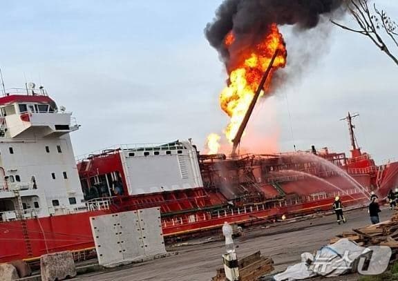우크라이나 남동부 이즈마일항에 정박 중이던 튀르키예 액화석유가스(LPG) 운반선이 17일(현지시간) 공격을 당해 불길이 치솟고 있다. (출처=엑스) 2025.11.18./뉴스1