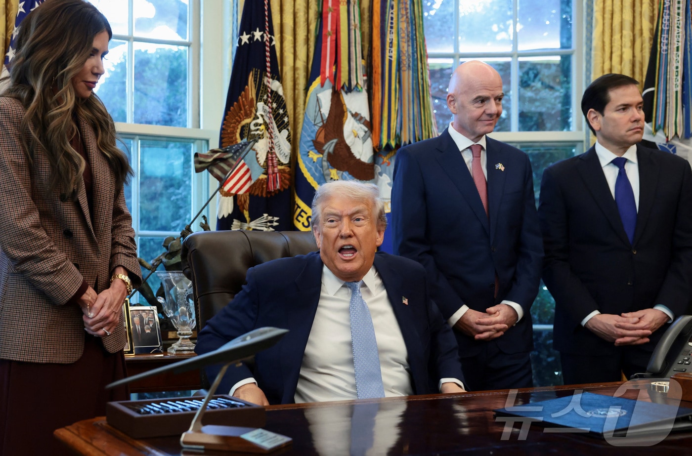 도널드 트럼프 미국 대통령이 17일&#40;현지시간&#41; 백악관 집무실에서 지아니 인판티노 국제축구연맹&#40;FIFA&#41; 회장, 마코 루비오 국무장관 등과 함께 기자들을 만나고 있다. ⓒ 로이터=뉴스1 ⓒ News1 이창규 기자