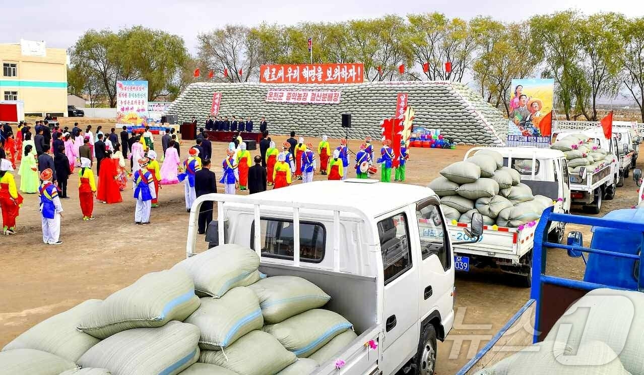 &#40;평양 노동신문=뉴스1&#41; = 북한 노동당 기관지 노동신문은 18일 &#34;각지 농촌들에서 올해 알곡생산 계획을 넘쳐 수행한 자랑 안고 결산 분배를 연일 진행하고 있다＂고 보도했다. [국내에서만 사용가능. 재배포 금지. DB 금지. For Use Only in the Republic of Korea. Redistribution Prohibited] rodongphoto@news1.kr