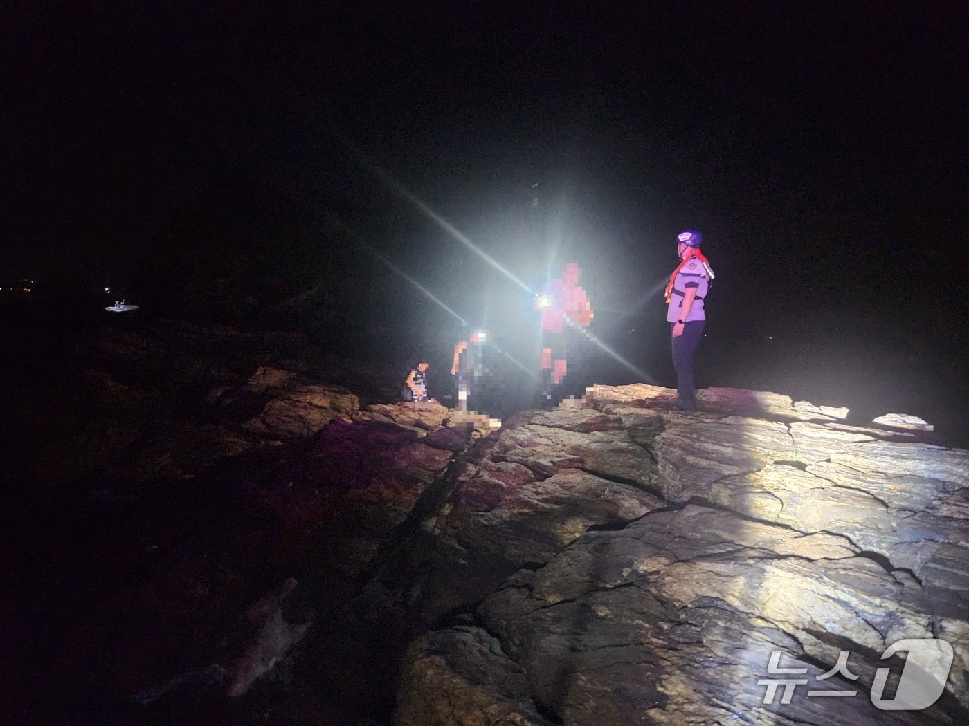 해경이 민어도 갯바위 고립자를 구조하고 있다. (태안해경 제공, 재판매 및 DB금지) / 뉴스1