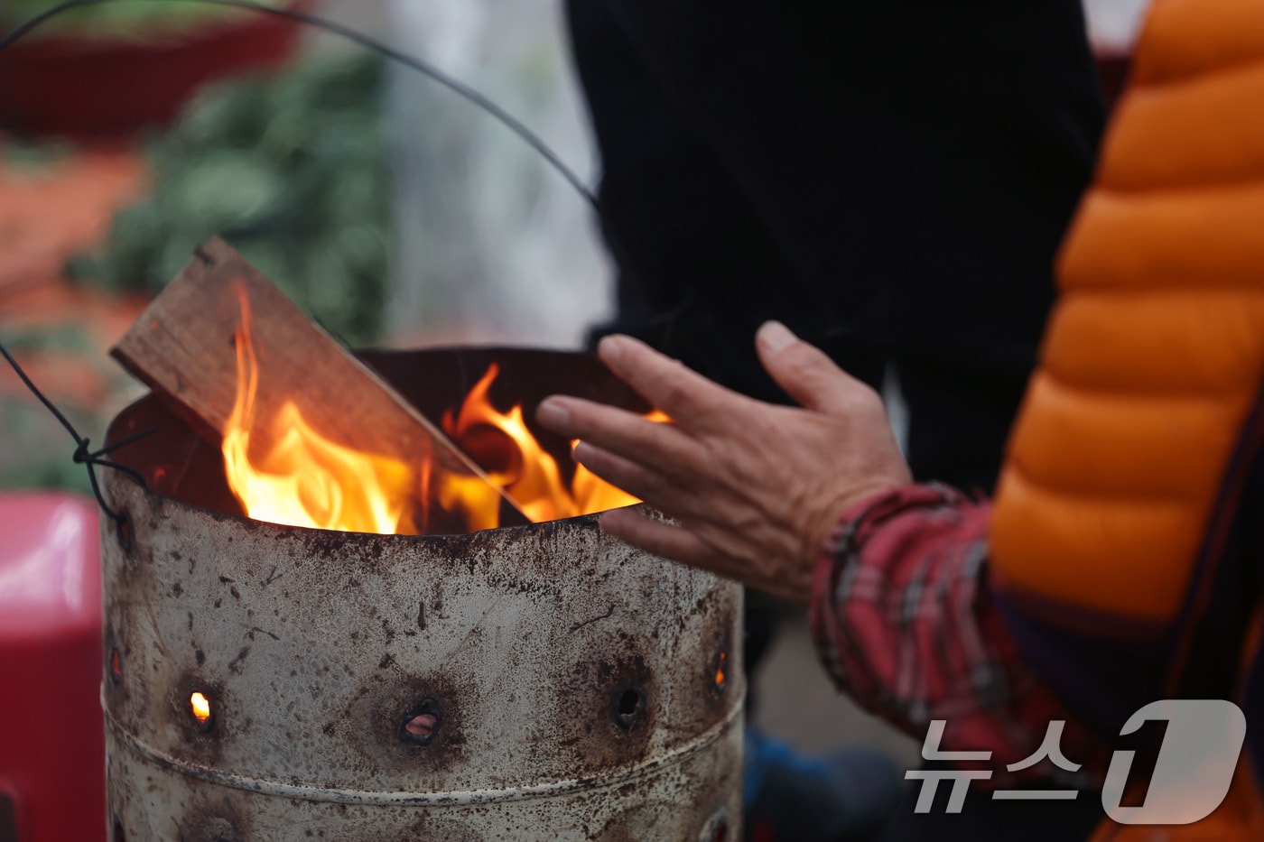 불 쬐는 상인 2025.11.18/뉴스1 ⓒ News1 박지현 기자