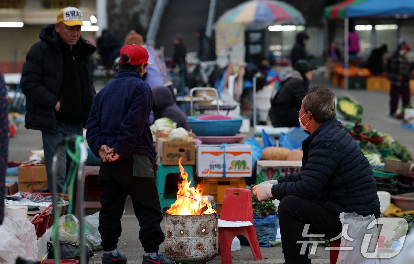 광주 무등산 아침최저기온이 -3.3도를 기록한 18일 오전 광주 동구 남광주시장 상인들이 추위를 피하기 위해 불을 쬐고 있다. 2025.11.18/뉴스1 ⓒ News1 박지현 기자