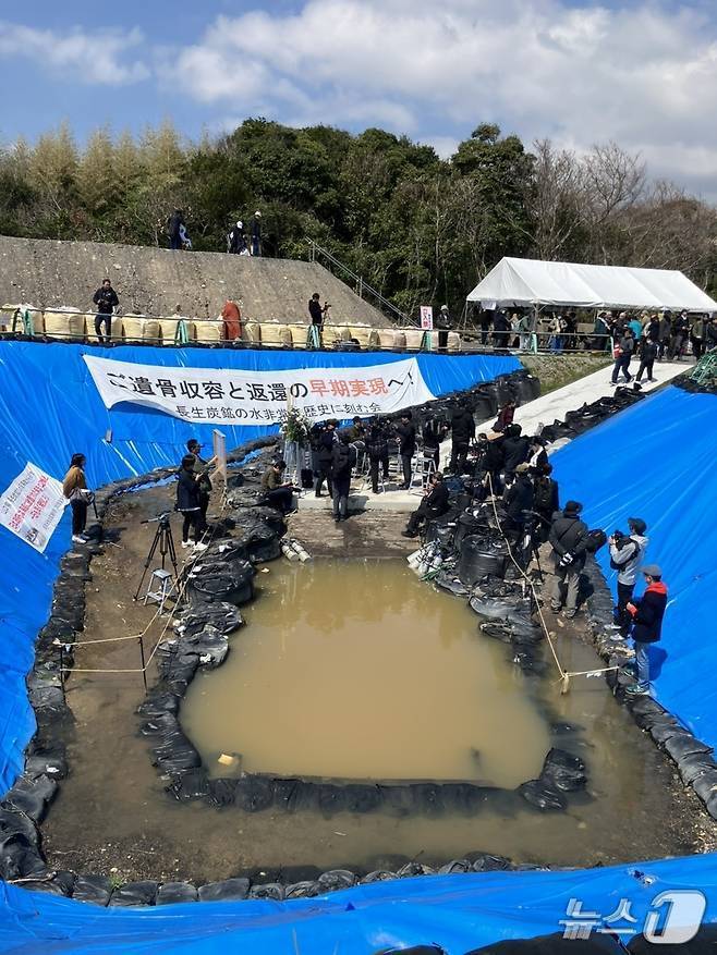 지난 4월 1일 일본 야마구치현 우베시 장생(조세이)탄광 유해 발굴 현장에서 6월 잠수조사를 대비한 구조물 철거 작업이 진행됐다. 크레인을 동원해 갱도 입구 추정 지점의 철골 구조물 6개가 제거됐다. (장생탄광 희생자 귀향 추진단 제공)