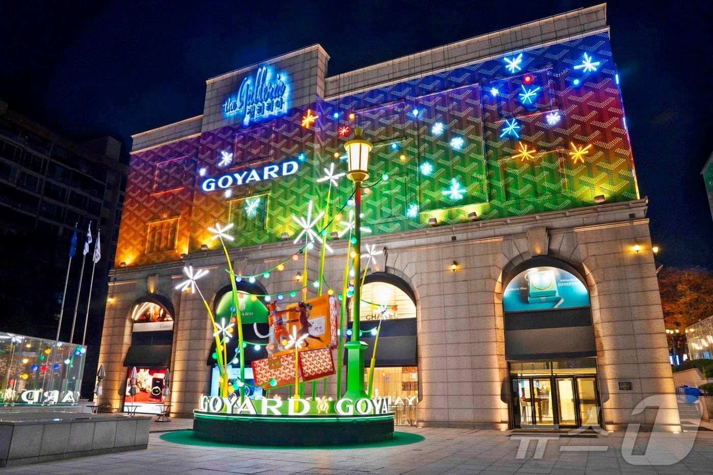 갤러리아백화점이 프랑스 럭셔리 브랜드 ‘고야드(GOYARD)’와 함께 2025년 크리스마스 장식을 서울 명품관 이스트 광장과 외관에 선보인다고 18일 밝혔다. (한화갤러리아 제공. 재판매 및 DB 금지) 2025.11.18/뉴스1