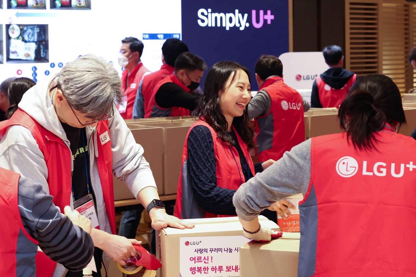 17일 LG유플러스 용산사옥에서 진행한 사랑의 꾸러미 행사 모습. (LGU+ 제공)