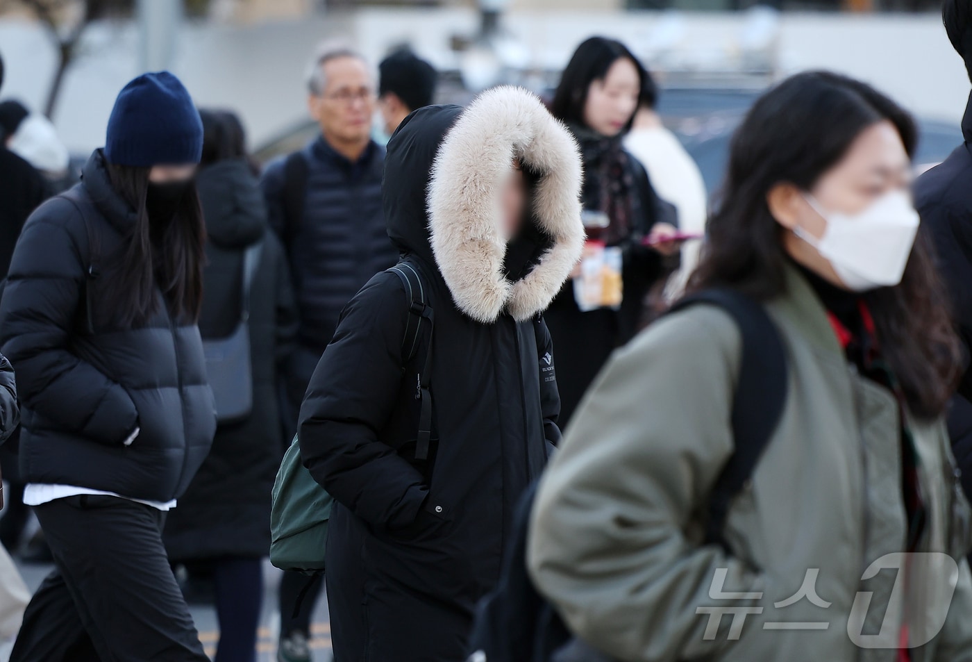 아침 기온이 전날보다 5~10도 가량 큰 폭으로 떨어져 추운 날씨를 보인 18일 오전 서울 종로구 광화문네거리에서 두터운 옷차림을 시민들이 발걸음을 옮기고 있다. 2025.11.18/뉴스1 ⓒ News1 김진환 기자