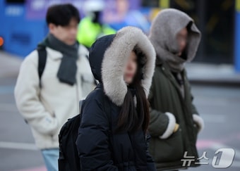 아침 기온이 전날보다 5~10도 가량 큰 폭으로 떨어져 추운 날씨를 보인 18일 오전 서울 종로구 광화문네거리에서 두터운 옷차림을 시민들이 발걸음을 옮기고 있다. 2025.11.18/뉴스1 ⓒ News1 김진환 기자