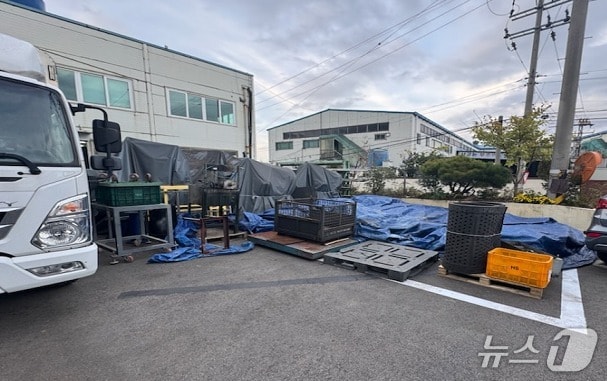 김해시가 상업지역 부설주차장의 불법 전용을 일제 점검한다. 사진은 김해의 한 기업체가 부설 주차장에 물건을 적치해 불법 전용한 모습.&#40;김해시 제공. 재판매 및 DB금지&#41;