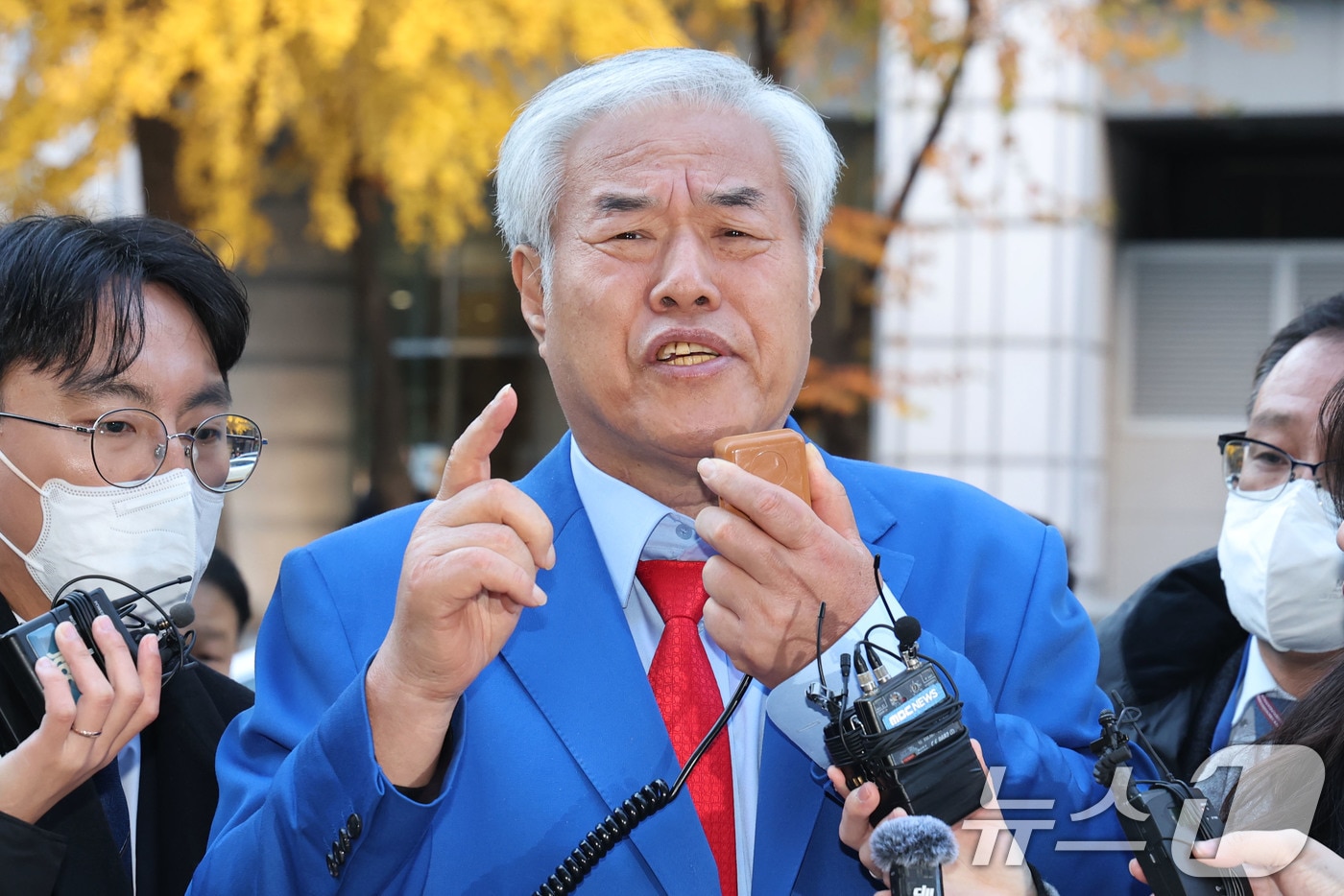 서울서부지법 폭력 난동 사태 배후로 지목돼 온 전광훈 사랑제일교회 목사가 지난 18일 오전 피의자 신분으로 조사를 받기 위해 서울경찰청에 출석하며 입장을 밝히고 있다. 2025.11.18/뉴스1 ⓒ News1 이광호 기자