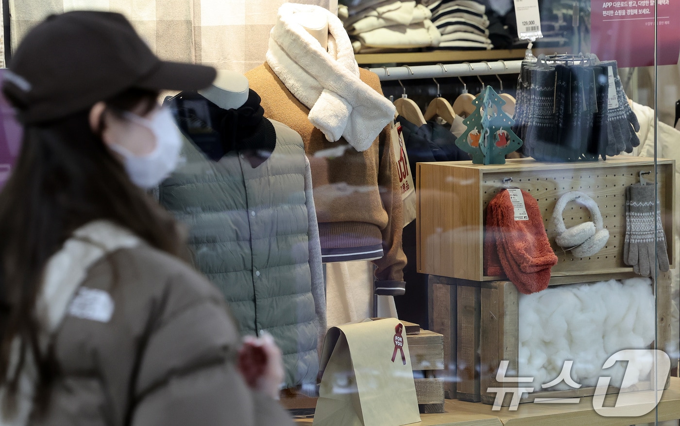 한 대형마트에 겨울옷과 방한용품이 진열돼 있다. /뉴스1 ⓒ News1 이호윤 기자