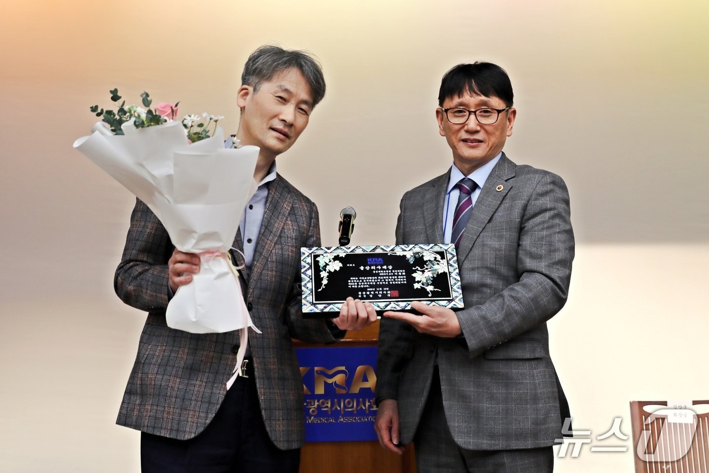 울산대학교 영상의학과 이종화 교수(왼쪽)이 제29회 울산의사의날 기념식에서 '울산의사대상'을 받았다.(울산대학교병원 제공. 재판매 및 DB금지)/뉴스1