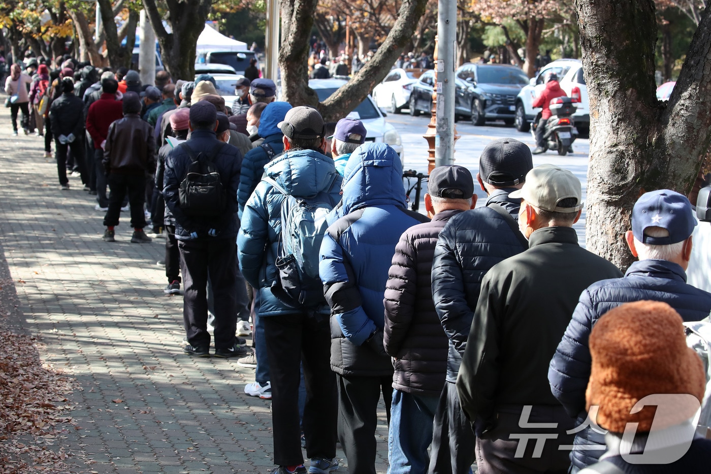 기온이 크게 내려가 초겨울 날씨를 보인 18일 대구 달서구 두류공원 사랑해밥차 무료급식소를 찾은 시민들이 줄지어 서있다. 2025.11.18/뉴스1 ⓒ News1 공정식 기자