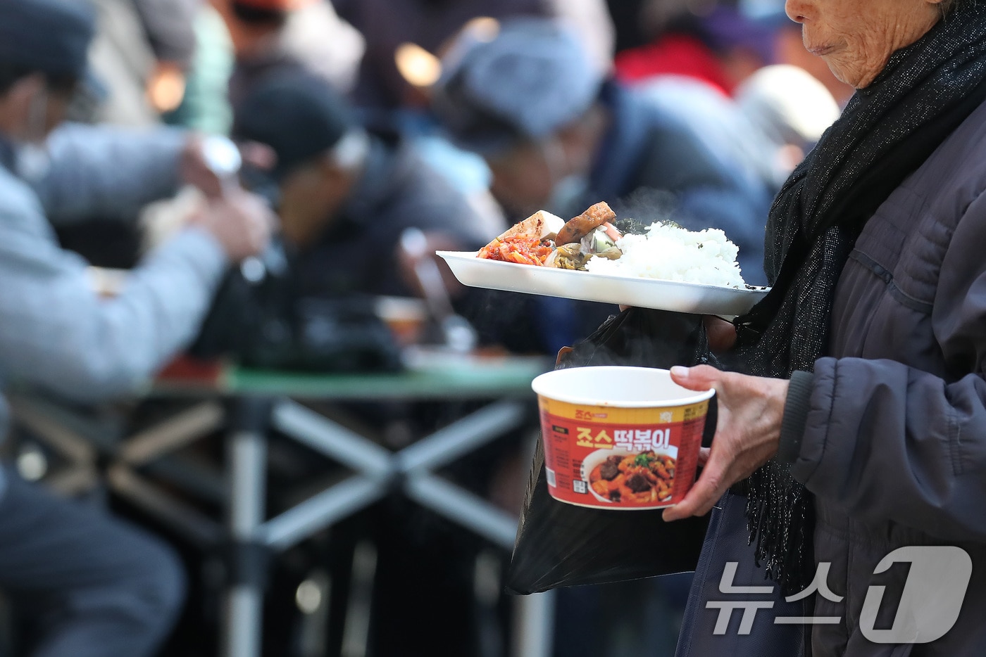 대구시가 내년 노인일자리 사업에 역대 최대 규모인 4만5174명을 뽑을 계획이다. 사진은 지난 18일 대구 달서구 두류공원 &#39;사랑해밥차&#39; 무료급식소에서 점심 배식을 받은 노인이 식사할 곳을 찾고 있는 모습. 2025.11.18/뉴스1 ⓒ News1 공정식 기자
