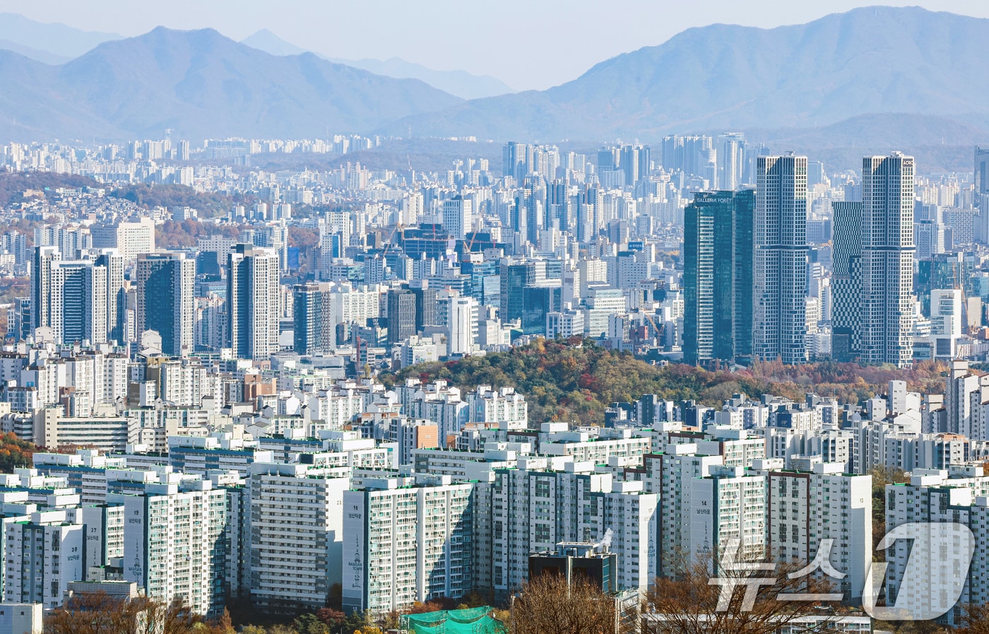 10·15 부동산 대책 시행 이후 서울 아파트 매물이 한 달 만에 15% 이상 줄어든 것으로 나타났다. 부동산플랫폼 아실에 따르면 서울 아파트 매물은 6만2723건으로, 대책 발표 당일인 지난달 15일(7만4044건) 대비 15.3% 감소했다. 사진은 이날 서울 중구 남산에서 바라본 아파트 단지의 모습. 2025.11.18/뉴스1 ⓒ News1 이호윤 기자