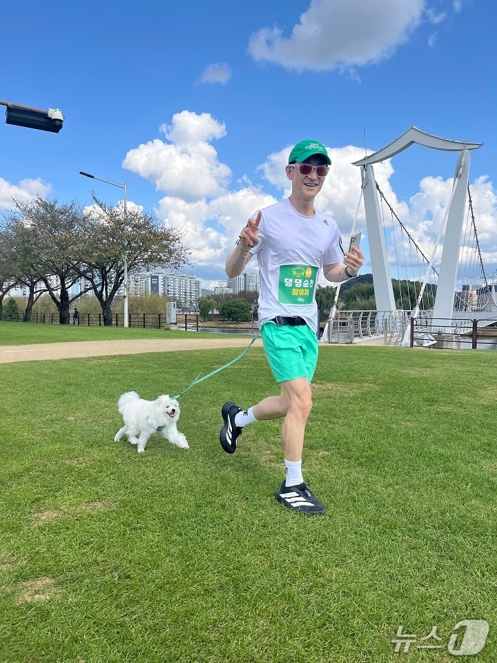 지난달 25일 댕댕순천 참여자가 반려견과 함께 달리고 있다. (순천시 제공. 재판매 및 DB금지)