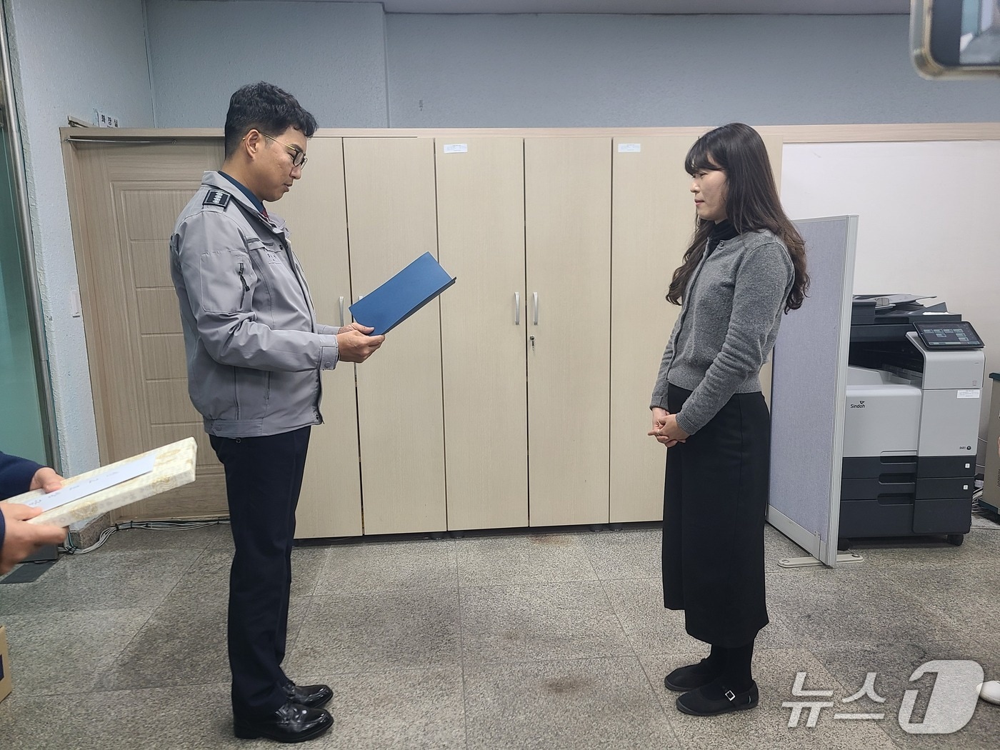 강원 홍천경찰서, 보이스피싱 피해를 예방한 서홍천 농협 모곡지점 직원에 감사장과 포상금 전달.(홍천경찰서 제공, 재판매 및 DB금지)