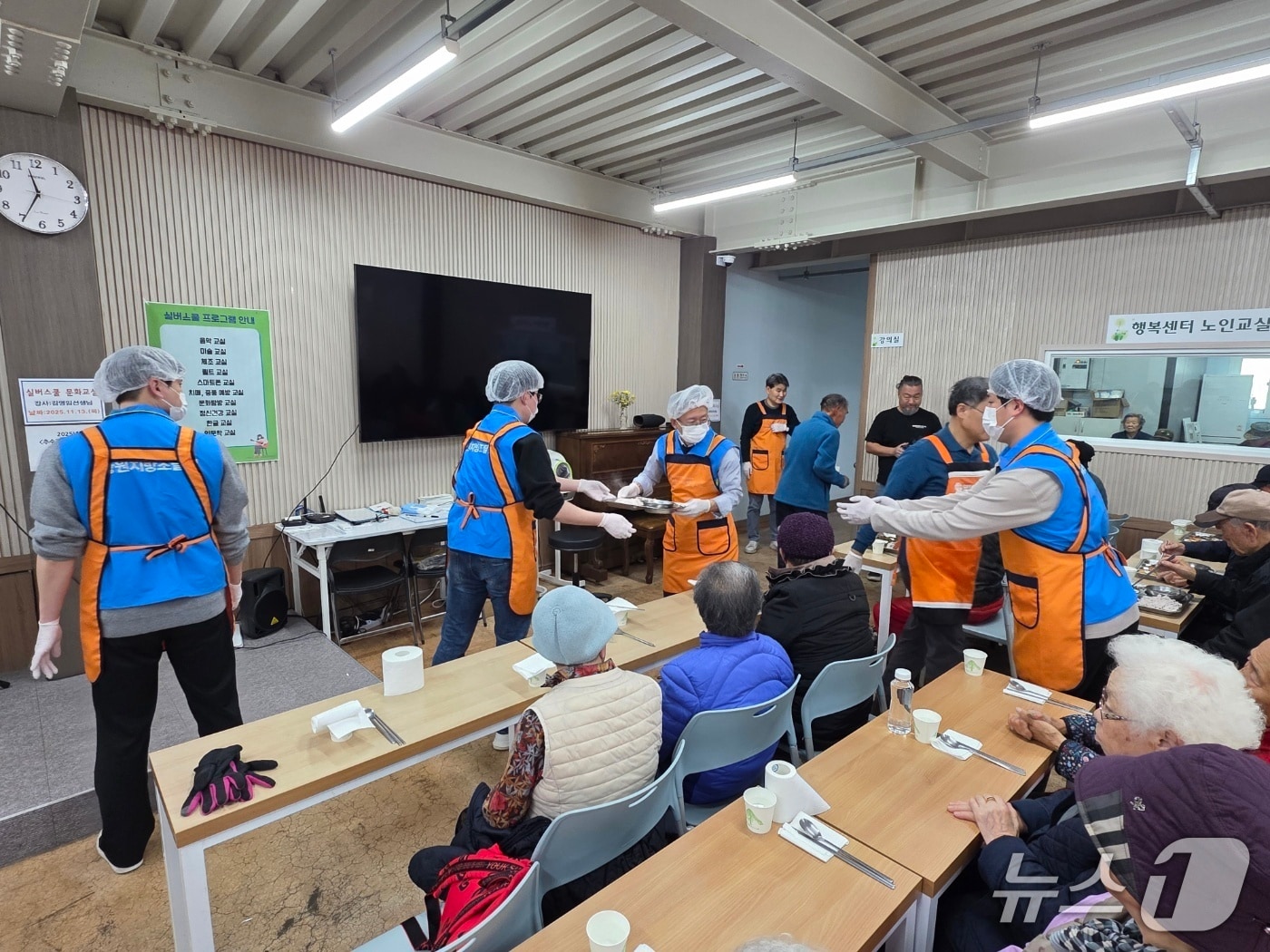 강원조달청, 지역 어르신 위한 무료 급식 봉사‧후원금 전달.(강원조달청 제공. 재판매 및 DB금지)/뉴스1