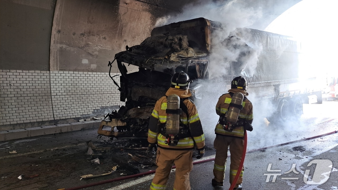 18일 낮 12시34분쯤 중부내륙고속도로 양평 방향 58㎞ 지점 고령2터널에서 화물차가 앞서가던 화물차 2대를 잇따라 들이받아 추돌한 화물차 1대에 불이 붙자 출동한 소방대원들이 진화하고 있다. &#40;경북소방본부 제공. 재판매 및 DB금지&#41;/뉴스1