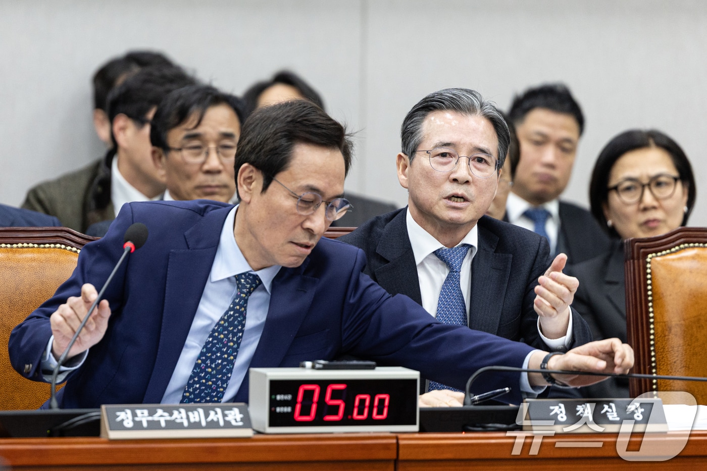 18일 서울 여의도 국회에서 열린 제429회국회(정기회) 운영위원회 제5차 전체회의에서 김용범 대통령실 정책실장이 김은혜 국민의힘 의원의 질의에 반발하자 우상호 정무수석이 마이크를 내리는 등 급히 말리고 있다. 2025.11.18/뉴스1 ⓒ News1 이승배 기자