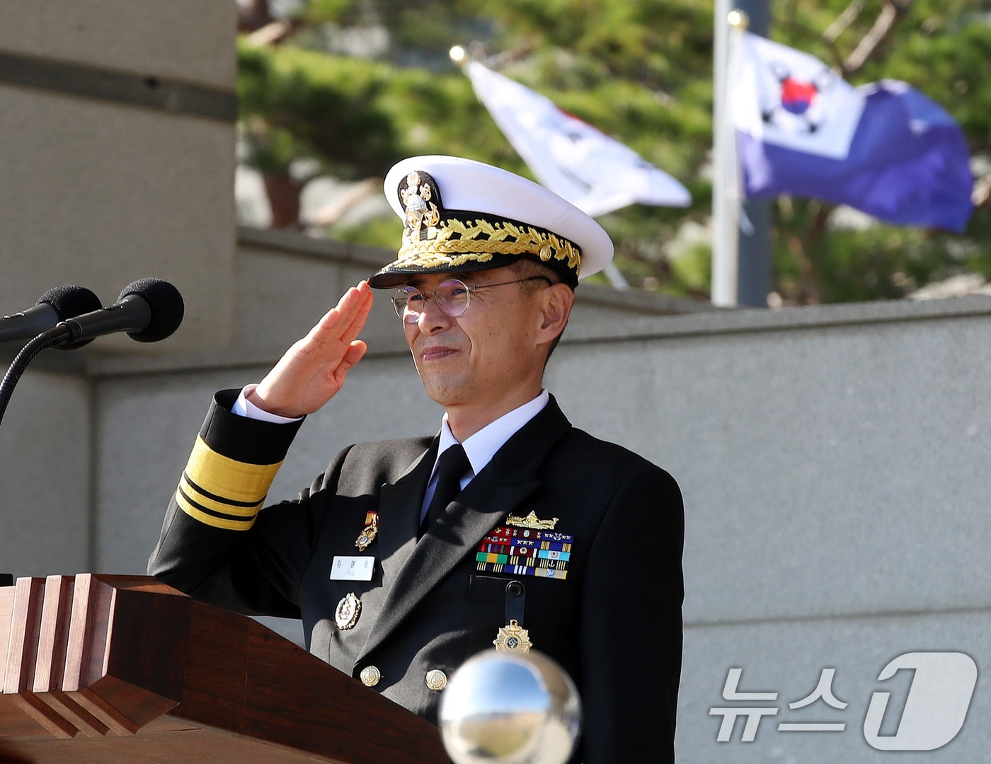 18일 오후 부산 남구 해군작전사령부 부산작전기지에서 열린 제33대·34대 해군작전사령관 이·취임식에서 김경률 신임 사령관이 장병 등의 경례를 받고 있다. 2025.11.18/뉴스1 ⓒ News1 윤일지 기자