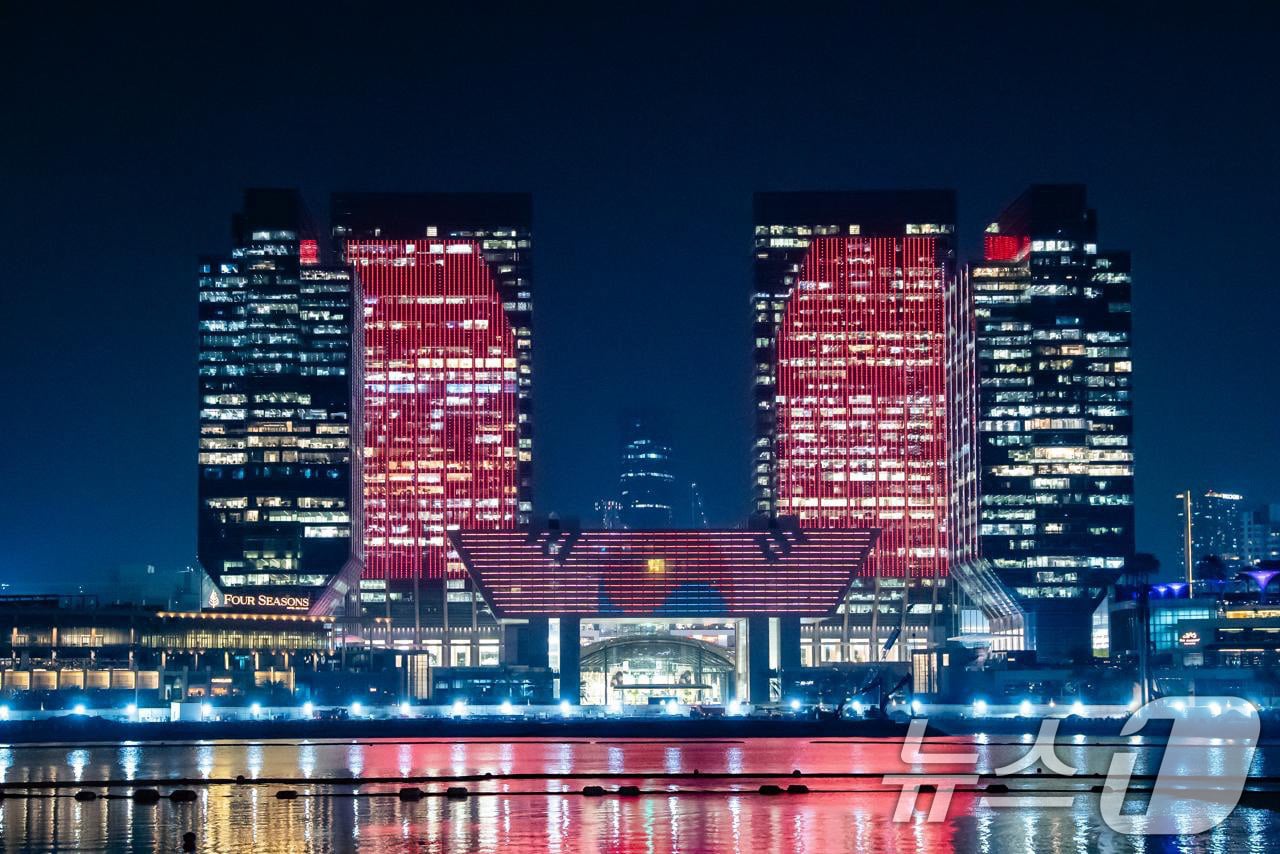 17일&#40;현지시간&#41; 아랍에미리트&#40;UAE&#41; 아부다비 글로벌 마켓&#40;ADGM&#41; 건물에 이재명 대통령 국민 방문에 대한 환영으로 태극기 조명이 점등되어 있다. &#40;대통령실 제공. 재판매 및 DB 금지&#41; 2025.11.18/뉴스1 ⓒ News1 허경 기자