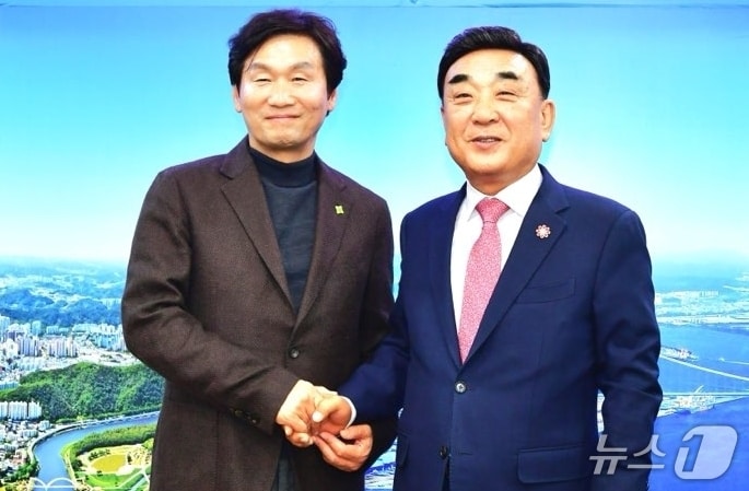 조현일 경산시장(왼쪽)이 지난 17일 김두겸 울산시장을 만나 경산~울산 고속도로 건설에 공동 대응하기로 했다.(경산시 제공. 재판매 및 DB금지)/뉴스1