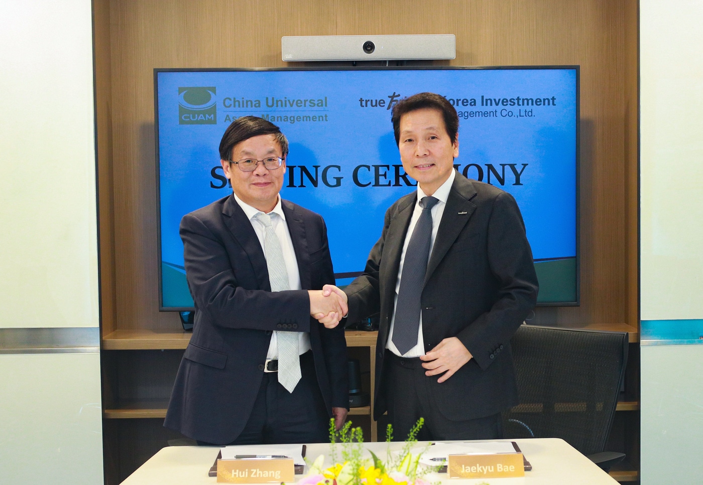 (우측부터)배재규 한국투자신탁운용 사장과 장후이 CUAM 대표가 18일 전략적 협력 계약 체결 후 기념사진을 촬영하고 있다. (사진=한국투자신탁운용 제공)