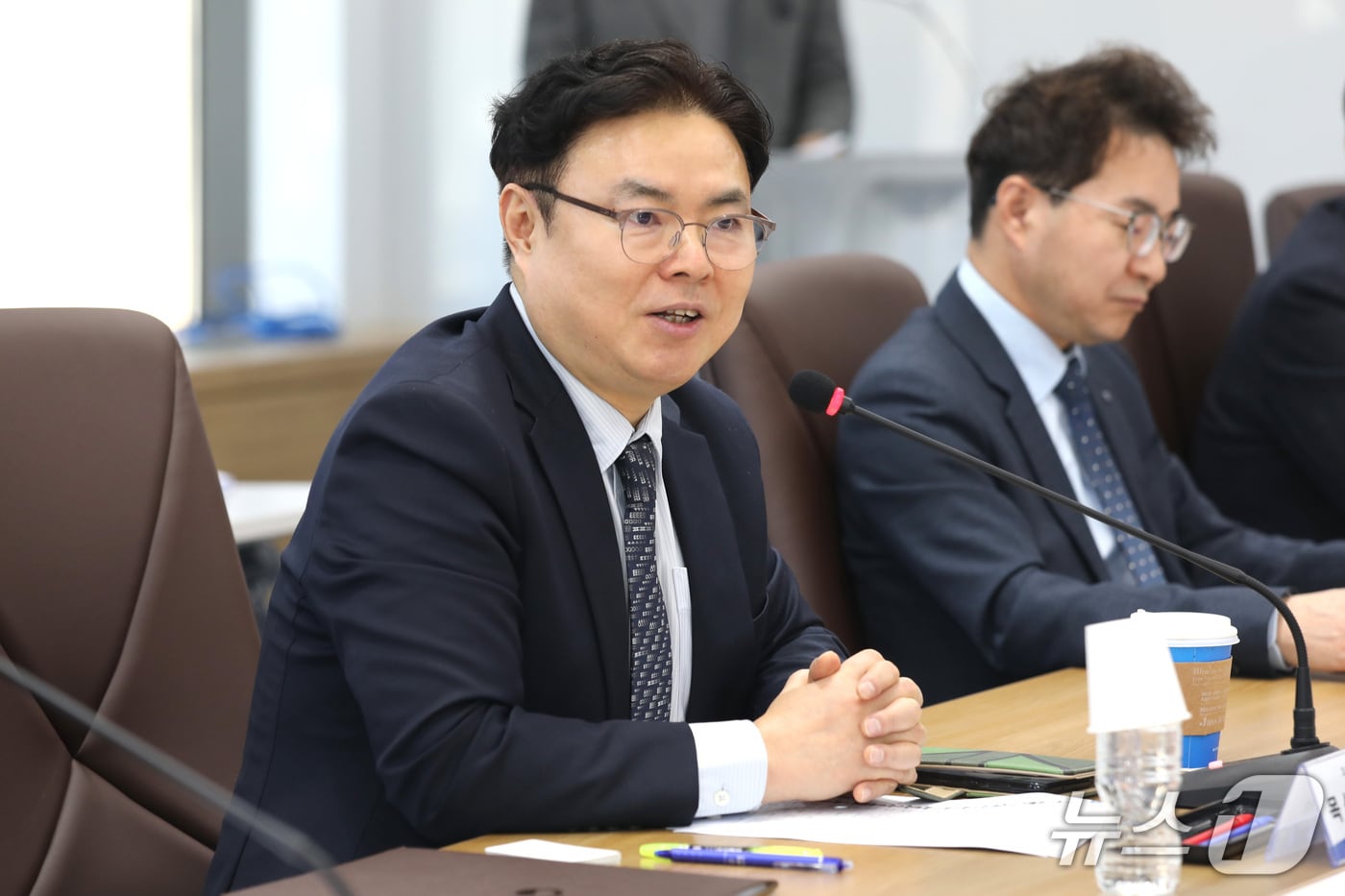 목성호 지식재산처 차장(왼쪽)이 ‘지식재산 거래 전문관 간담회’에서 인사말을 하고 있다.(지식재산처 제공.재판매 및 DB금지)/뉴스1