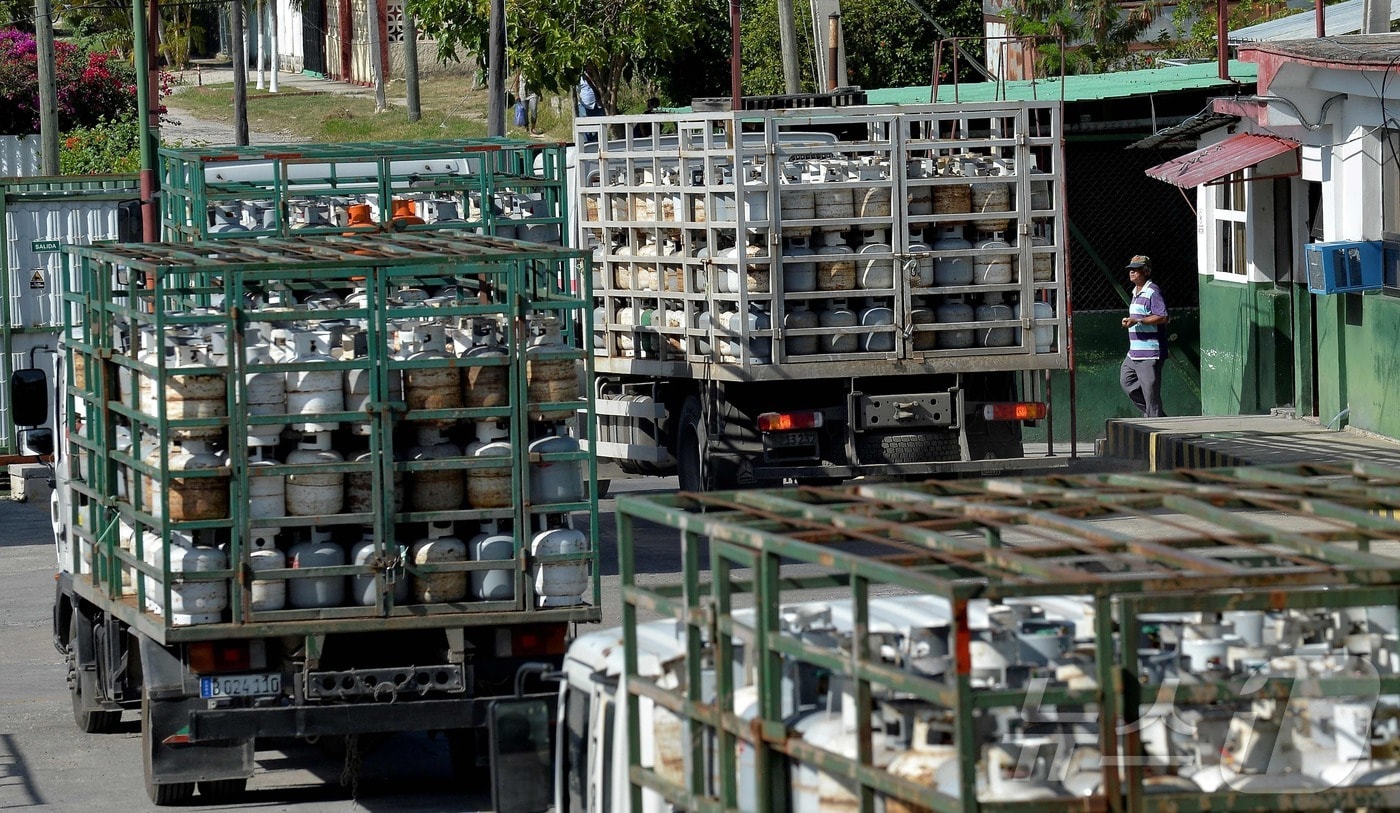 하바나의 액화석유가스&#40;LPG&#41; 회사가 프로판 가스가 실린 트럭을 싣고 가고 있다. 2020.1.14 ⓒ AFP=뉴스1 &lt;자료사진&gt;