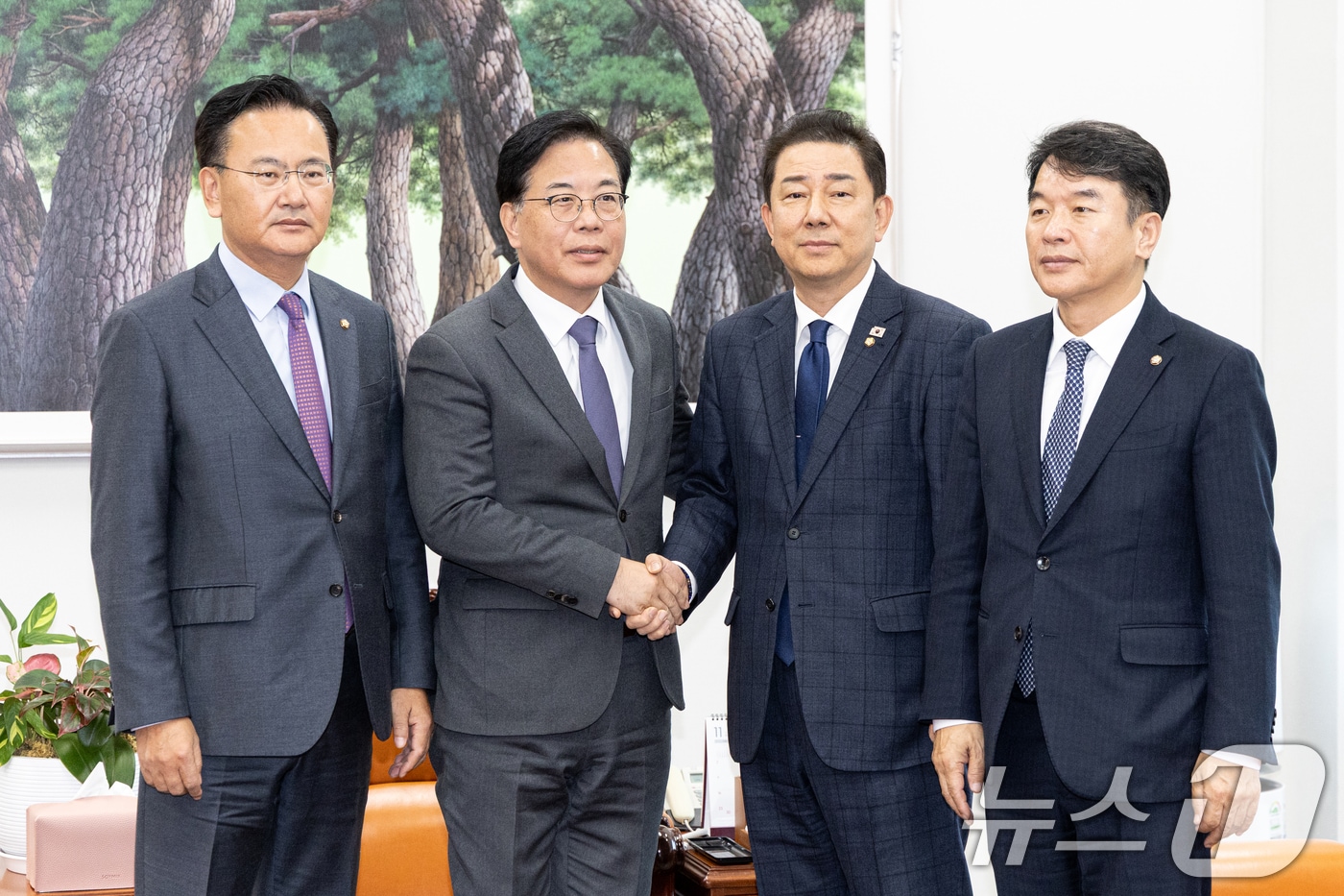 김병기 더불어민주당 원내대표, 문진석 원내운영수석부대표, 송언석 국민의힘 원내대표, 유상범 원내운영수석부대표가 18일 서울 여의도 국회 운영위원장실에서 대장동 사건 항소 포기 국정조사와 관련한 협상을 위해 모여 포즈를 취하고 있다. 2025.11.18/뉴스1 ⓒ News1 이승배 기자