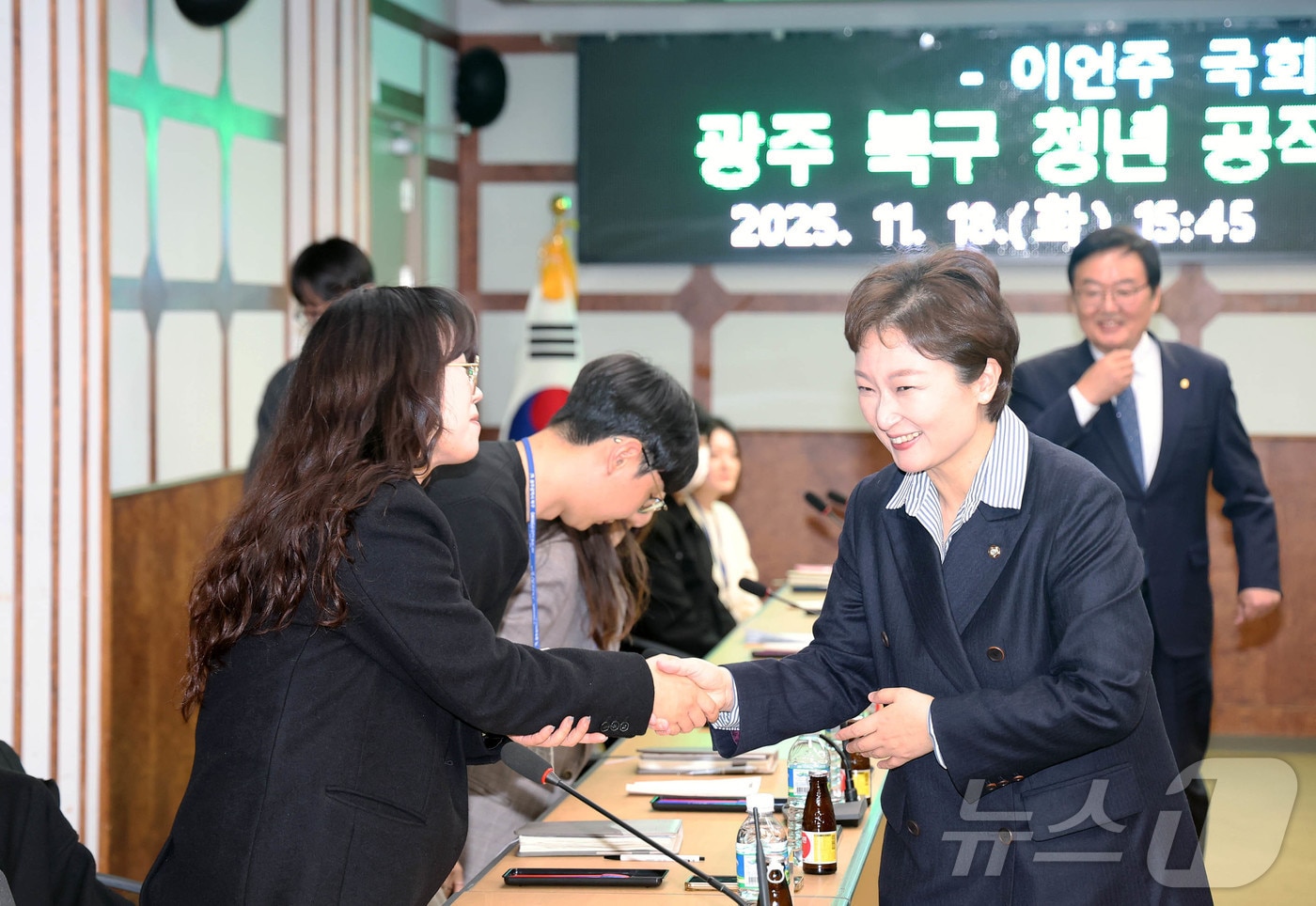 광주 북구는 18일 소회의실에서 이언주 더불어민주당 최고위원과 청년간부위원 등 관계 공무원들이 참석한 가운데 지역 전략산업 발전방안과 지역 정착 환경조성을 위한 간담회를 개최했다.&#40;광주 북구 제공. 재판매 및 DB 금지&#41; 2025.11.18/뉴스1 