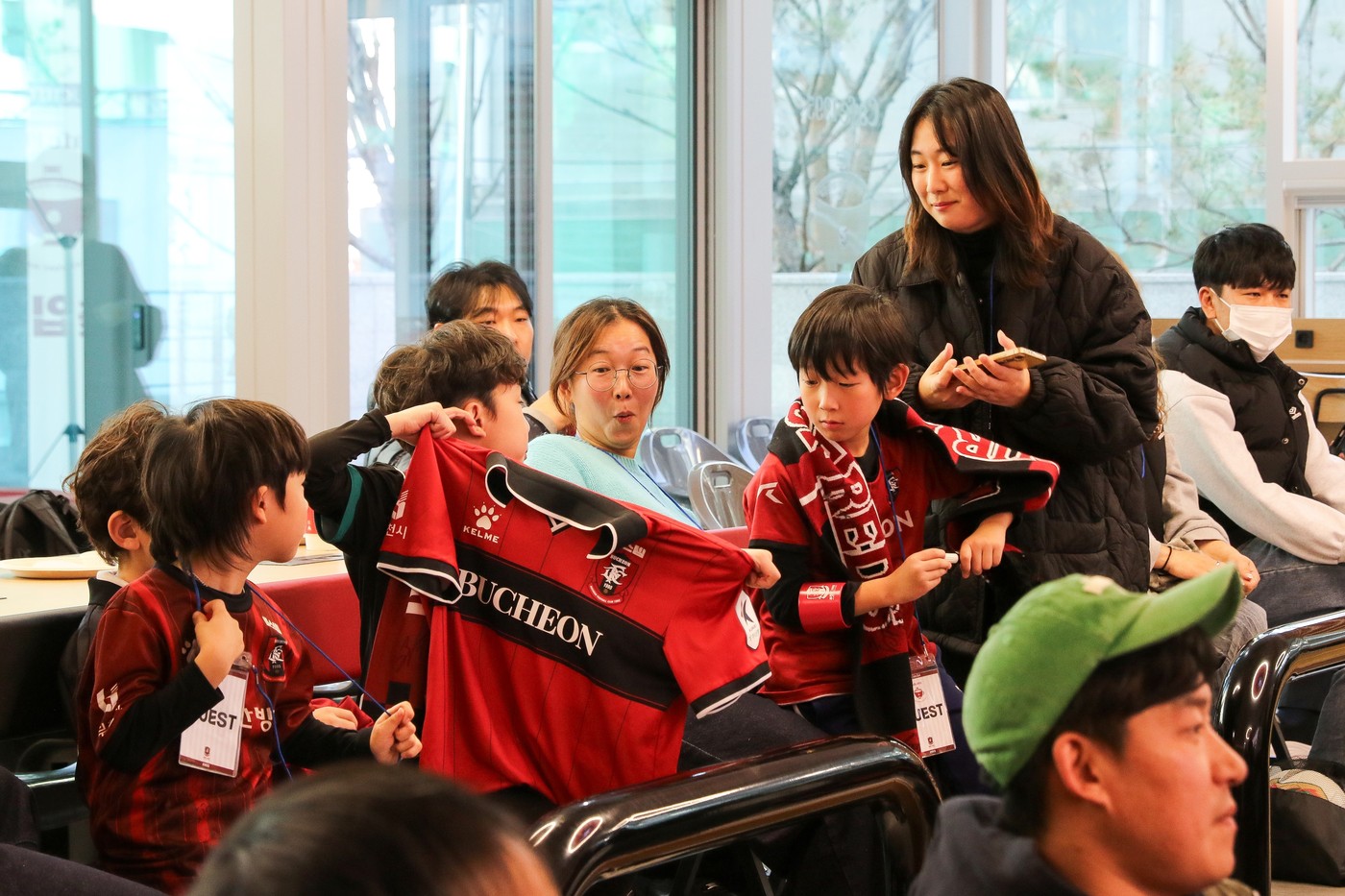 'Cafe 1995' 개장식을 찾은 부천 팬들(부천 제공)