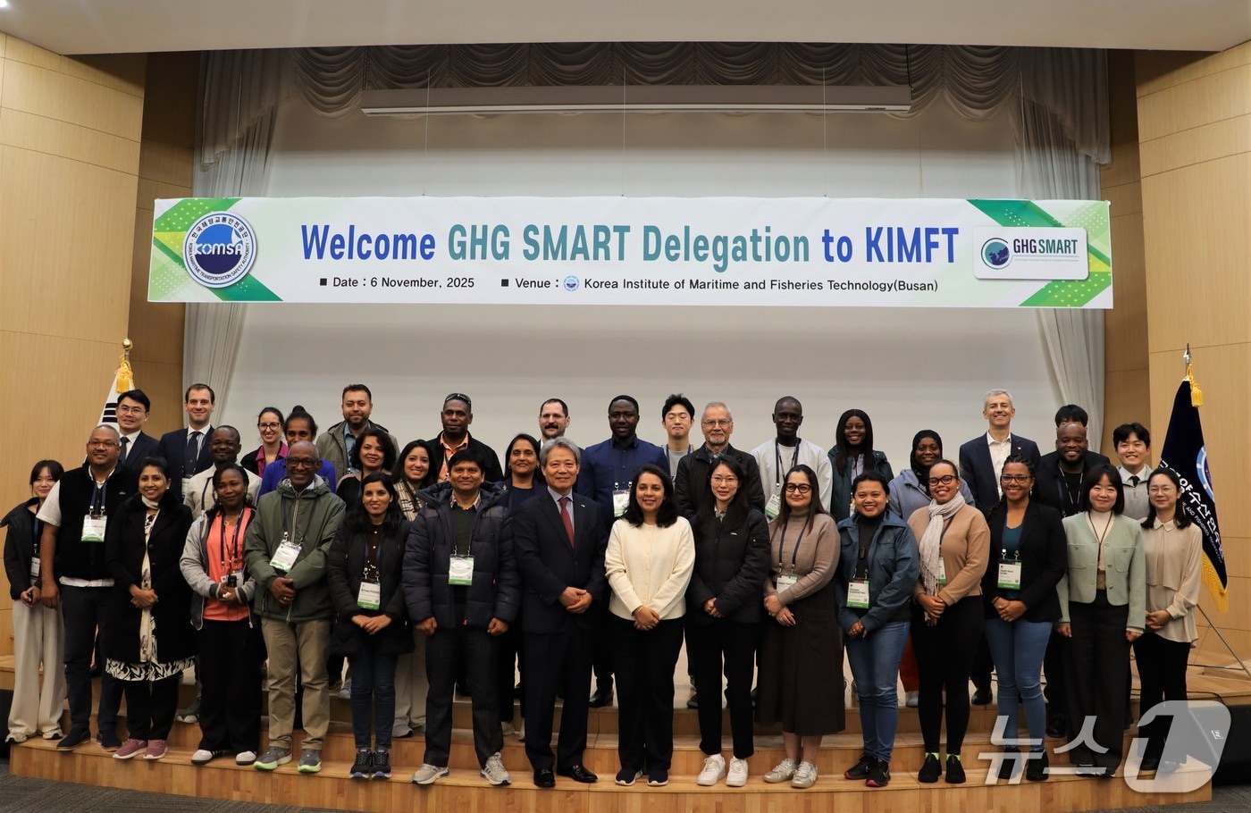 지난 6일 한국해양수산연수원을 방문한 GHG SMART 프로그램 연수생들 (해양수산연수원 제공. 재판매 및 DB금지) /뉴스1