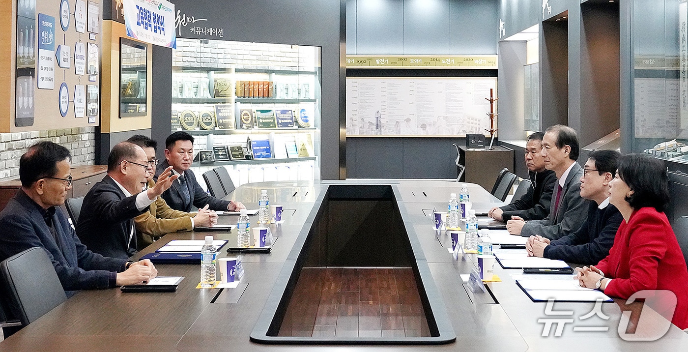 영남이공대와 대구지역 진로진학지원센터가 인재 양성을 위한 협약을 맺었다. (영남이공대 제공. 재판매 및 DB금지)