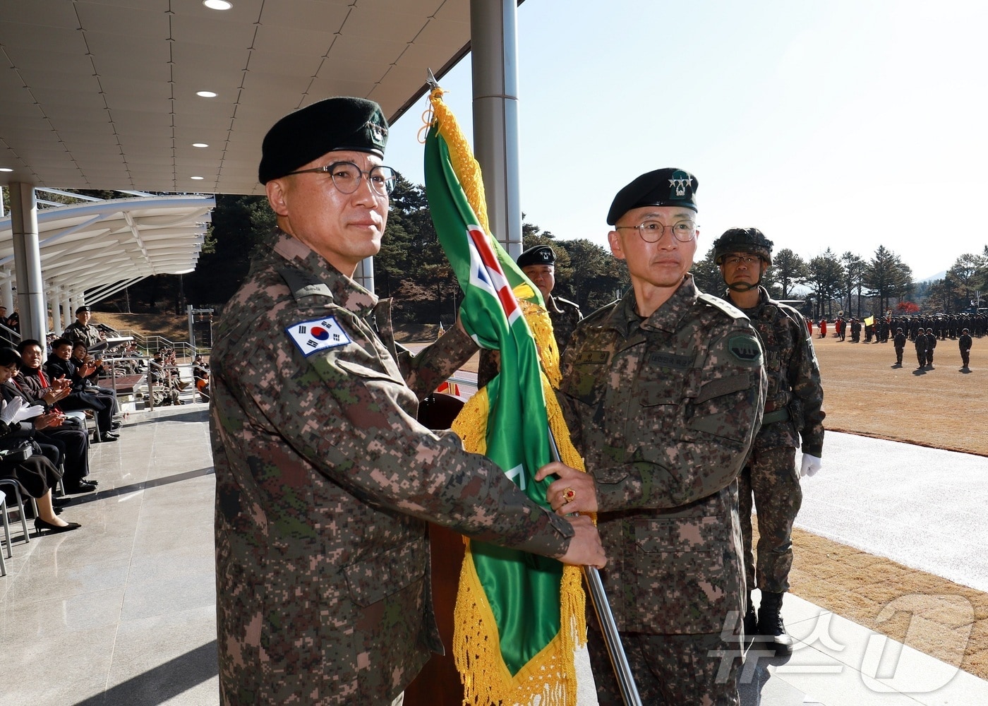 18일 경기 이천시 제7기동군단 사령부에서 진행된 군단장 이·취임식에서 주성운 지상작전사령관&#40;왼쪽&#41;이 최성진 신임 군단장에게 부대기를 이양하고 있다.&#40;제7군단 제공&#41; ⓒ News1 김평석 기자